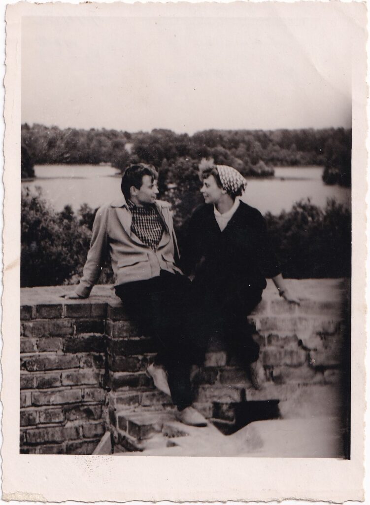 V. Baltuškevičius su seserimi Ona. Trakai, 1959 m. MLLM 44435