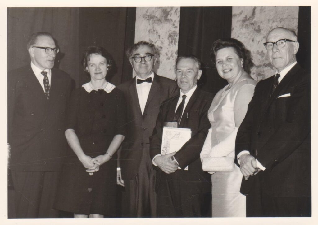 J. Aistis (4-as iš kairės) su bičiuliais rašytojais savo kūrybos vakare. Los Andželas, 1967-12-16. BBR 12186