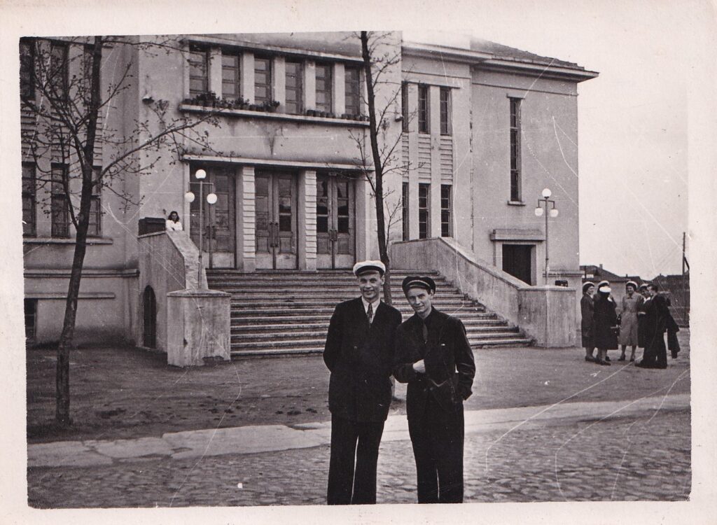 V. Baltuškevičius su broliu Algiu prie dramos teatro. Vilnius, apie 1959 m. MLLM 44439