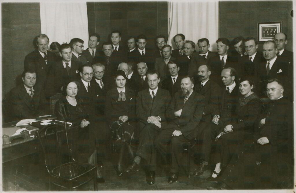 J. Aistis (centre, 9-as iš dešinės) su Lietuvos rašytojų draugijos nariais. Kaunas, 1938 m. Fotografas Mejeris Smečechauskas. MLLM 36768