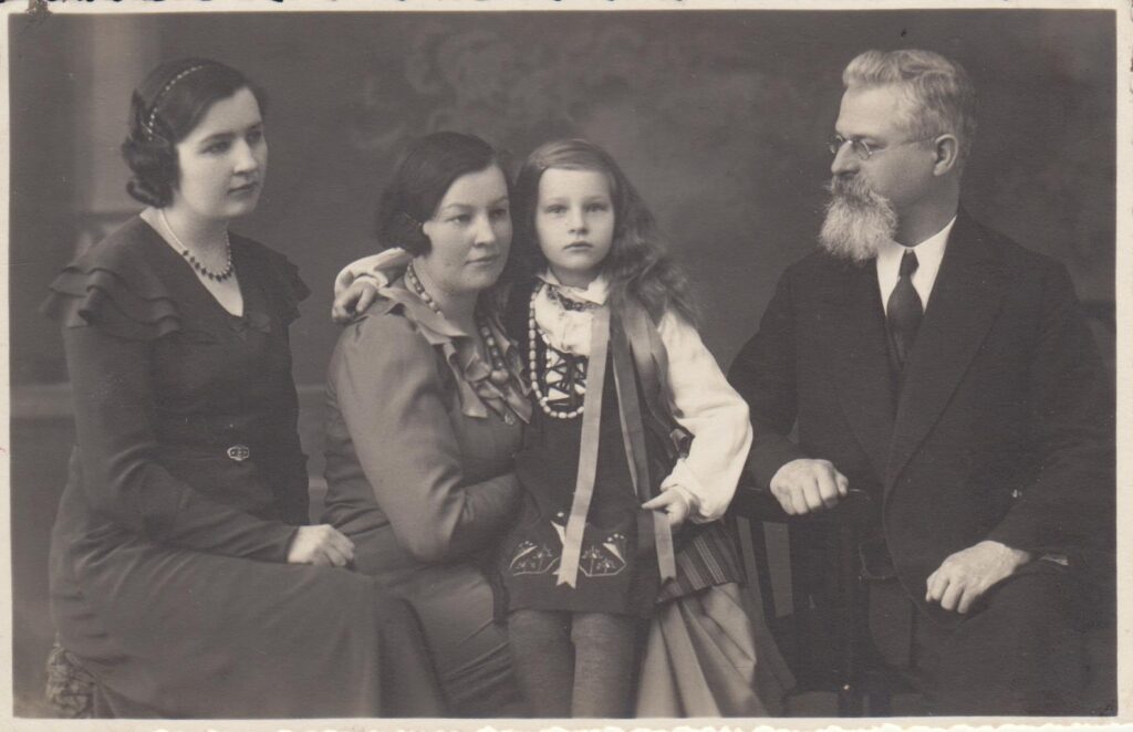 Nijolė Jankutė su tėvais ir teta. Panevėžys. 1936 m. MLLM 81153