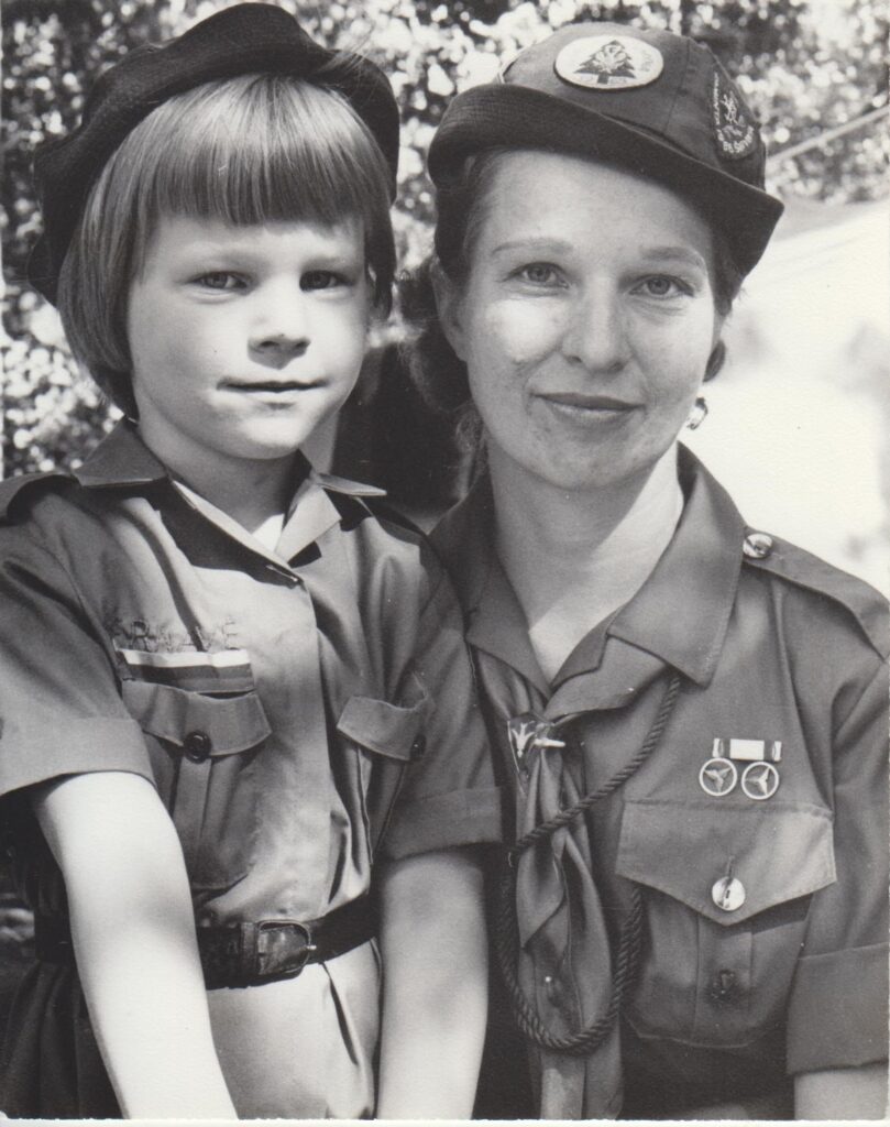 N. Jankutė su dukra Dovile skaučių stovykloje. 1966 m. A. Kezio nuotrauka. MLLM 81151