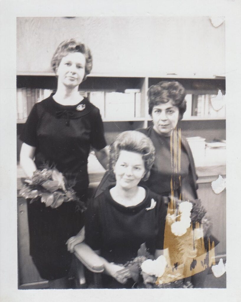 Iš kairės N. Jankutė, D. Brazytė-Bindokienė (sėdi), B. Pūkelevičiūtė Lietuvių beletristikos antologijos II tomo pristatyme. 1965 m. MLLM 78633