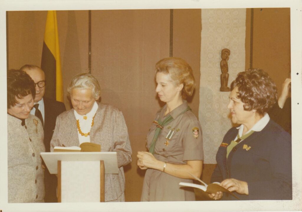 N. Jankutė (antra iš dešinės) J. Augustaitytės-Vaičiūnienės knygos „Rūpestis“ sutiktuvių metu. 1970 m. MLLM 78624