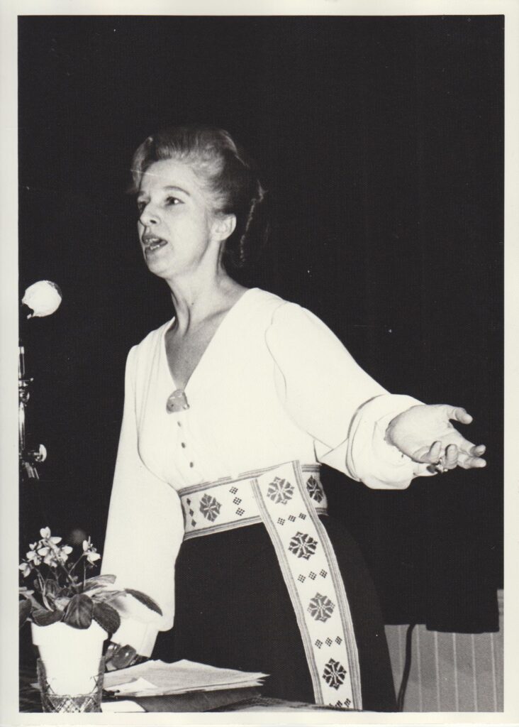 Nijolė Jankutė literatūros vakaro metu. 1974 m. MLLM 81146