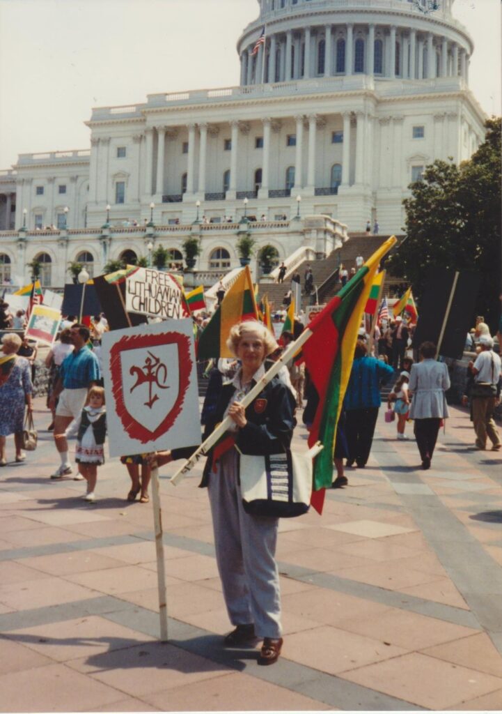 N. Jankutė demonstracijoje prieš Lietuvos blokadą. Vašingtonas. 1990 m. MLLM 78618