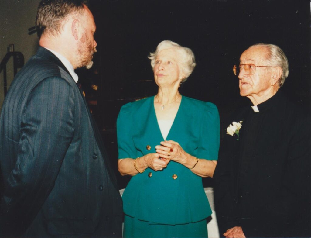 N. Jankutė su konsulu G. Apuoku ir kunigu J. Vaišniu renginyje. 1998 m. MLLM 78614