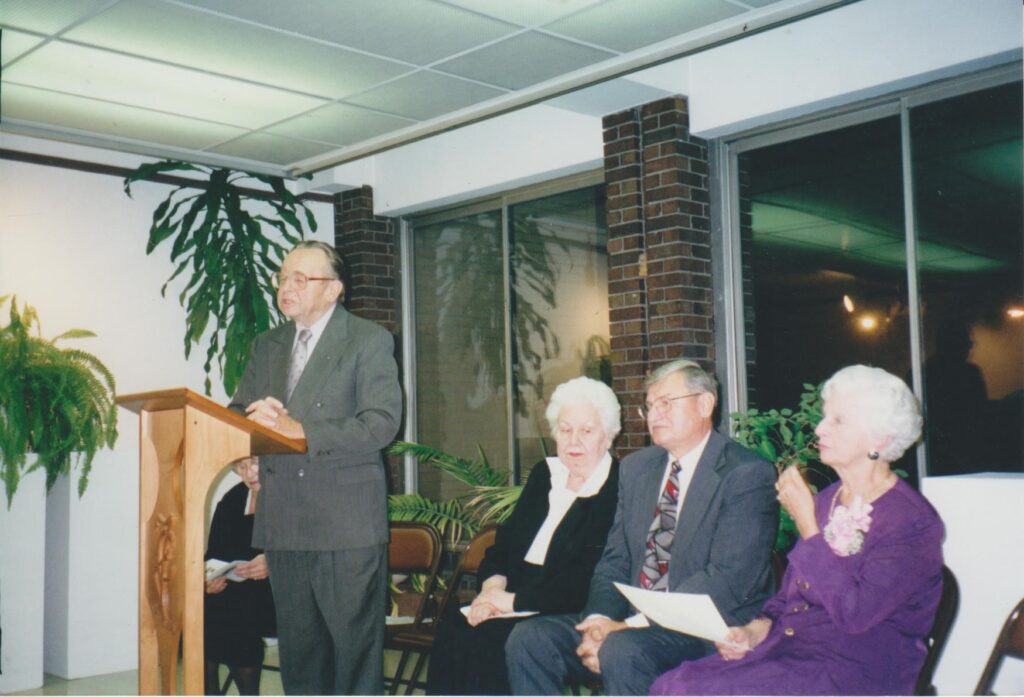 N. Jankutė savo knygos „Atvirukai“ pristatymo metu. 2001.10. 05. MLLM 78625