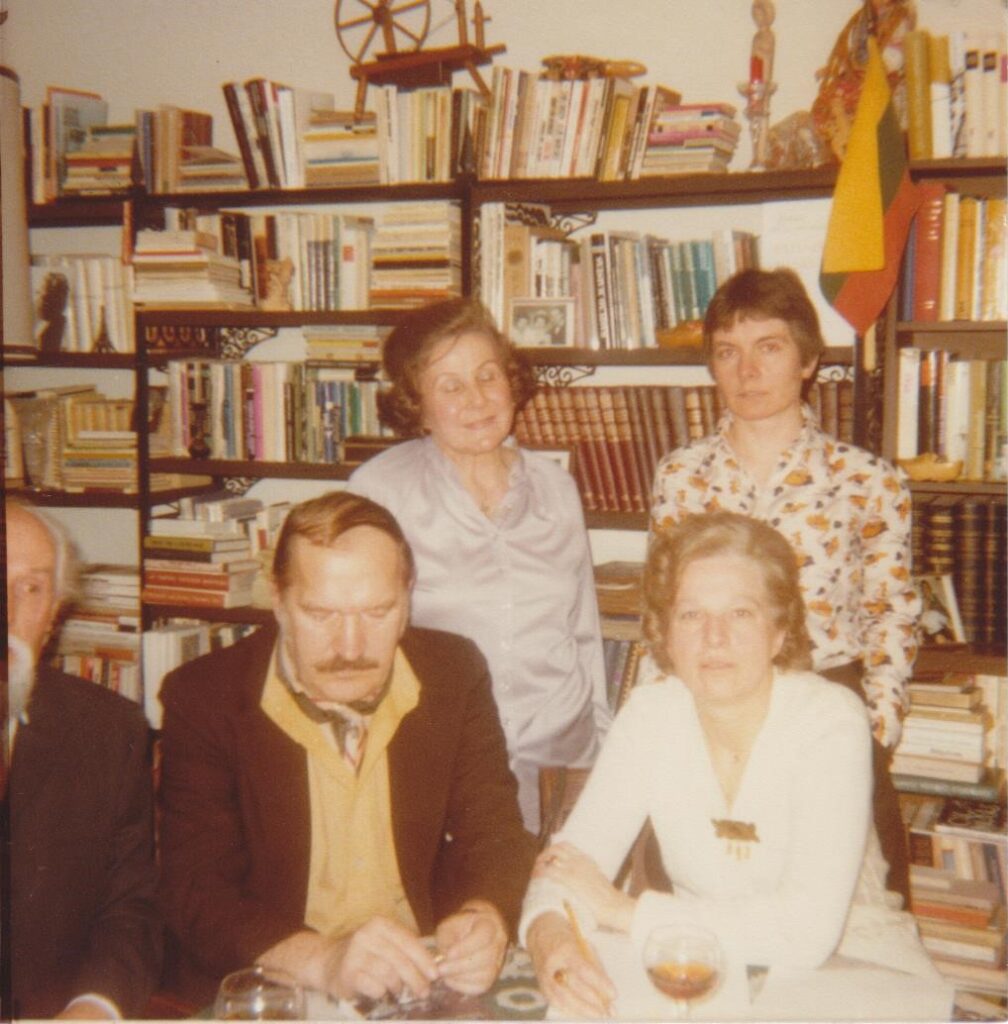 „Draugo“ romano konkurso vertinimo komisija: P. Gaučys, A. T. Antanaitis, N. Jankutė, stovi J. Švabaitė, M. Stankus-Saulaitė. MLLM 78623