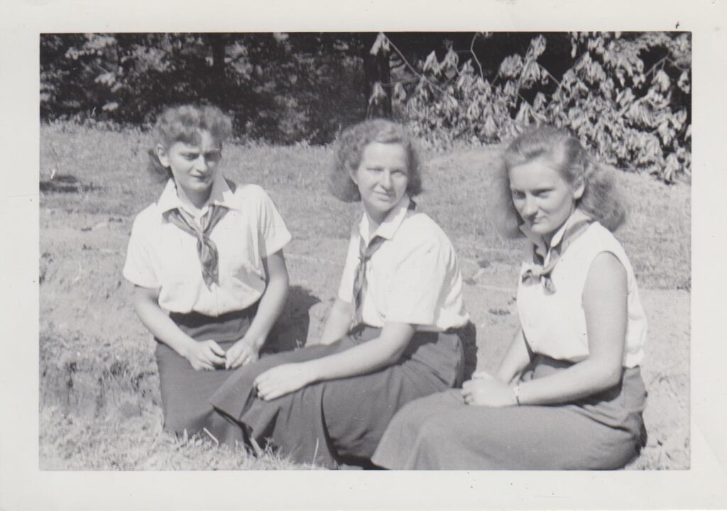 N. Jankutė (viduryje) akademinio skautų sąjūdžio stovykloje. 1951 m. MLLM 81150