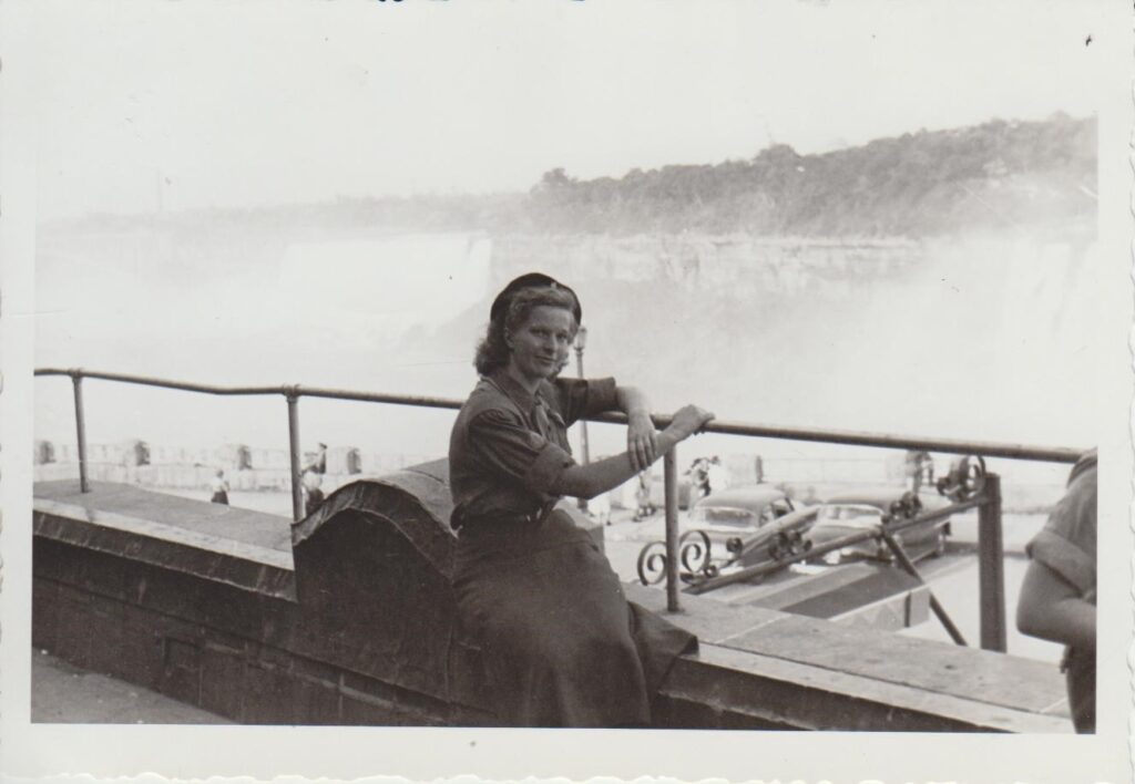N. Jankutė skautų stovykloje Niagara Falls. 1953 m. MLLM 81152