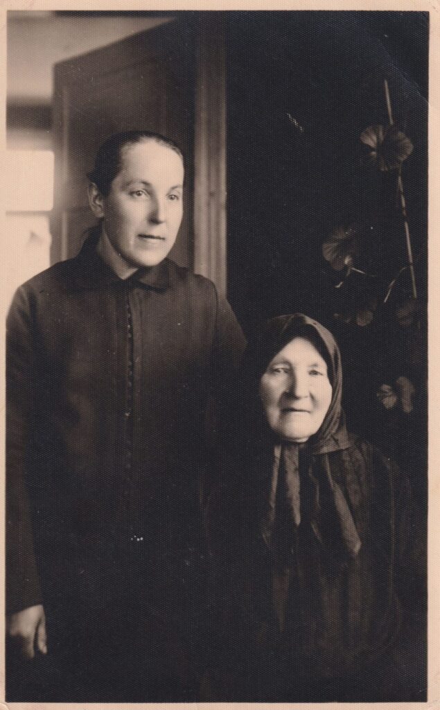 Karolina Būgaitė (1883–1952) ir Grasilda Būgienė (1859–1934). Apie 1932 m. Autorius nežinomas. MLLM 31937