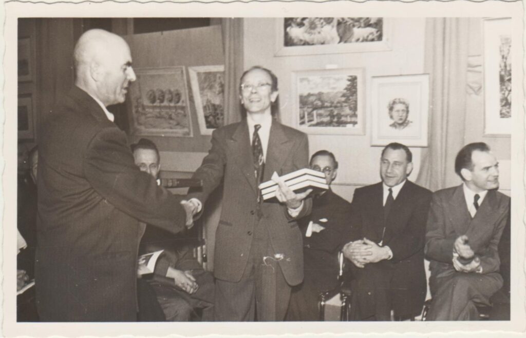A. Šešplaukis-Tyruolis (centre) dailės parodos atidarymo renginyje. JAV, apie 1960 m. MLLM 130701