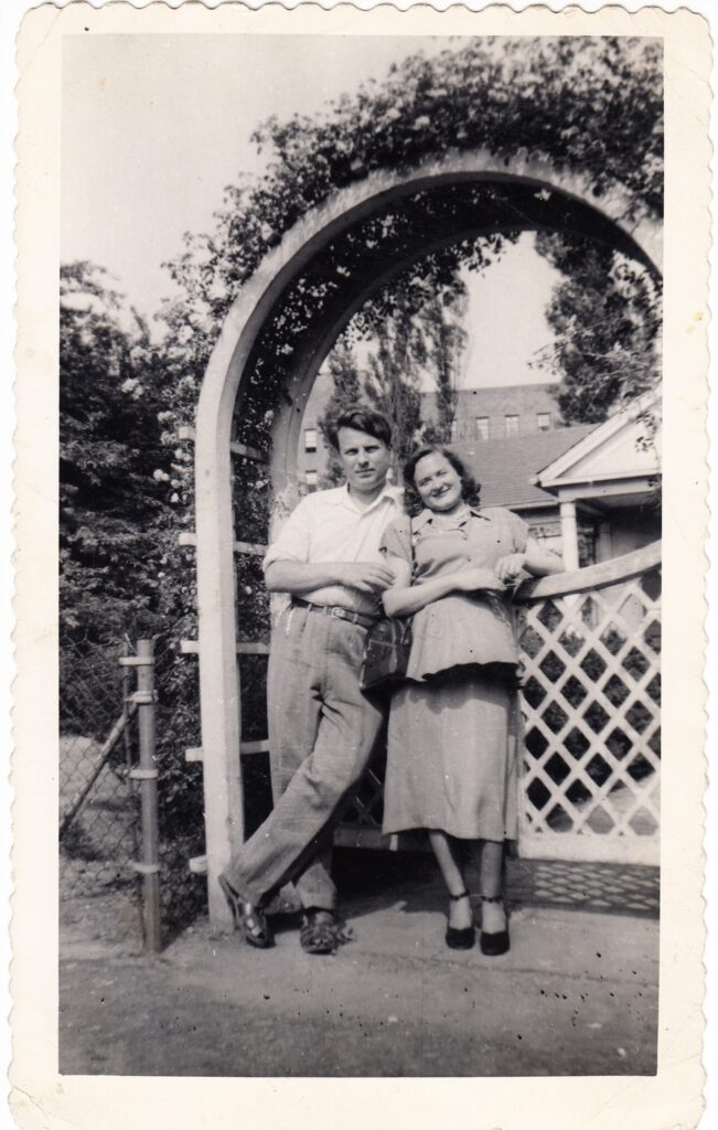 L. Žitkevičius su žmona Bruklino parke, gėlių arkoje. Bruklinas, 1949 05 13. MLLM 122262 a