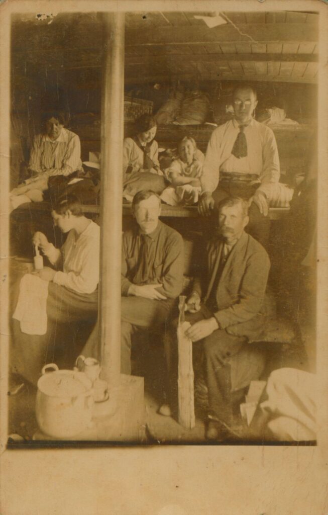 K. Būga traukinyje, grįžtančiame iš Rusijos. 1920 m. Autorius nežinomas. MLLM 22619