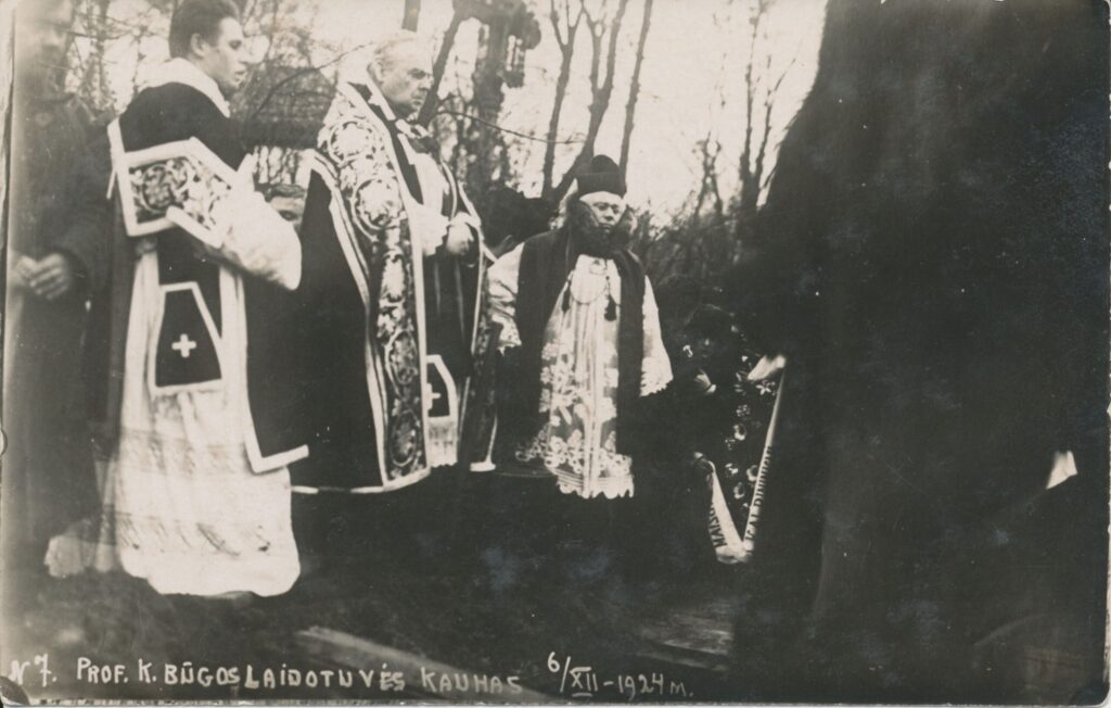 K. Būgos laidotuvės. Pirmas iš dešinės J. Tumas-Vaižgantas, antras – J. Mačiulis-Maironis. 1924-12-06, autorius nežinomas. MLLM 44169