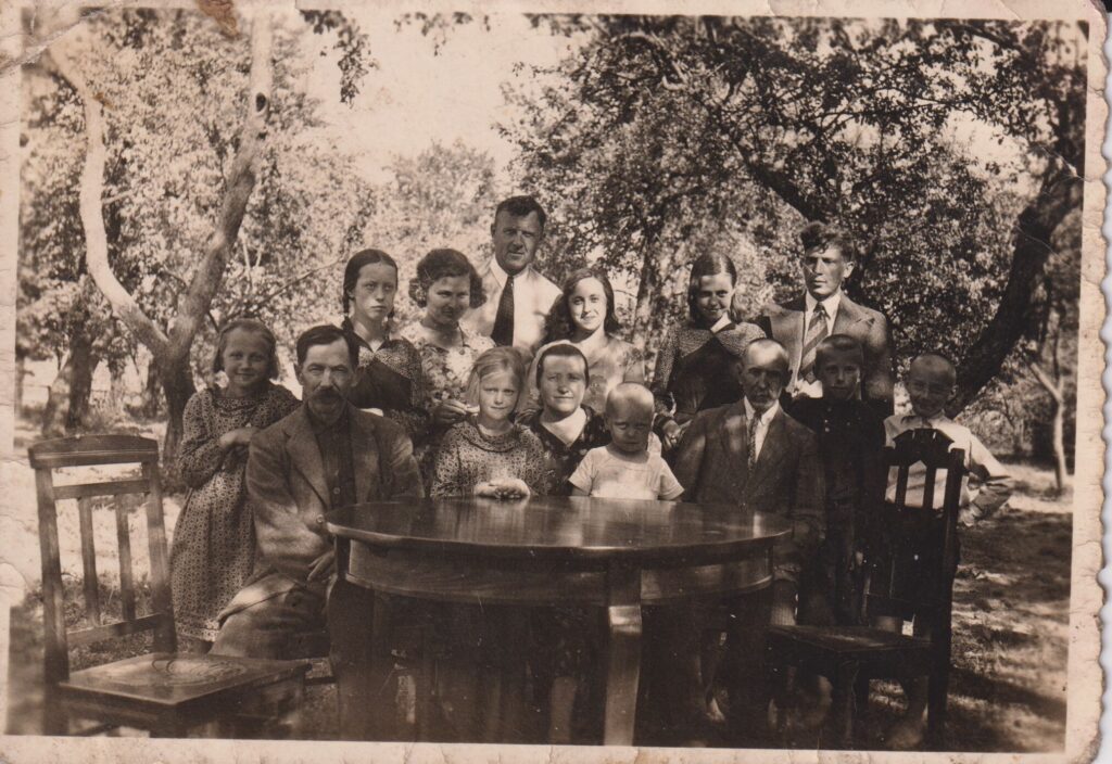 Kalbininko brolių Jono ir Juozapo šeimos. Pažiegė, 1935–1936 m. Autorius nežinomas. MLLM 31944
