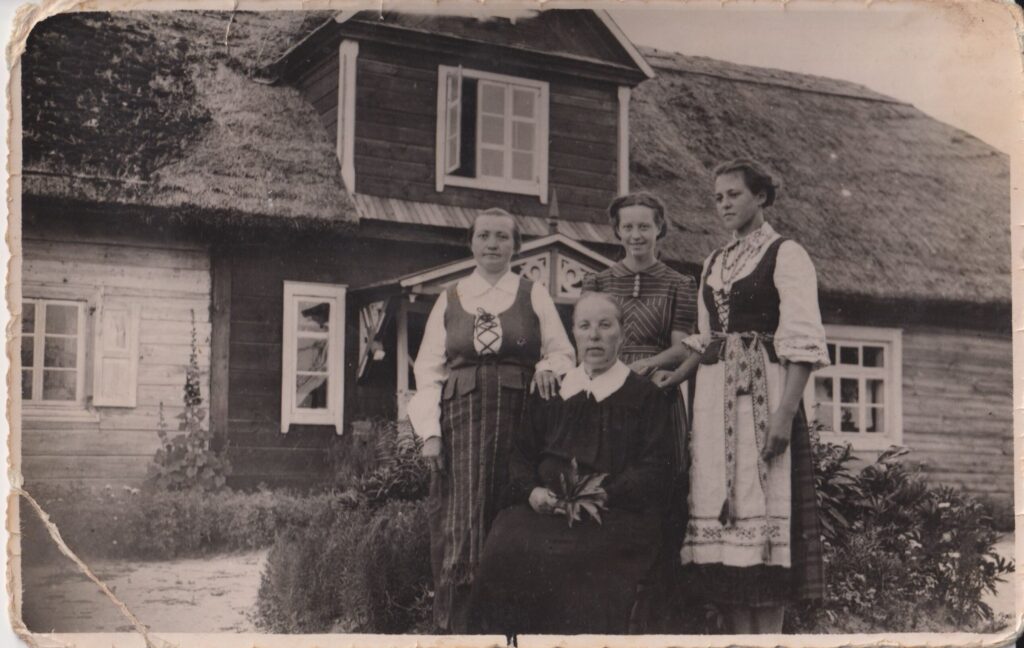 Centre K. Būgos sesuo Karolina, brolienė Ona Būgienė, mokytoja Emilija Skrebulytė, dukterėčia Ona Būgaitė. Pažiegė apie 1942 m. Autorius nežinomas. MLLM 31939