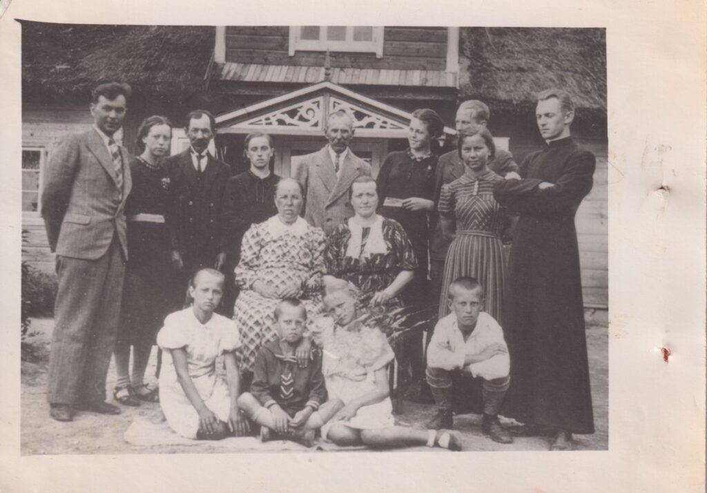 Kalbininko giminės Pažiegėje apie 1938 m. Autorius nežinomas. MLLM 31942