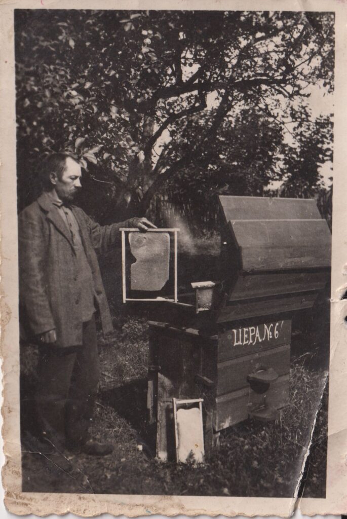 K. Būgos brolis Juozapas Būga (1888–1952) sodybos kieme Pažiegėje. Apie 1942 m. Autorius nežinomas. MLLM 31936