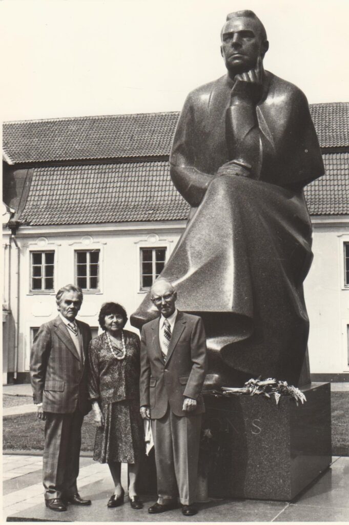 A. Šešplaukis-Tyruolis (1-as iš dešinės) šalia Maironio paminklo. Kaunas, 1988 birželis. MLLM 132622