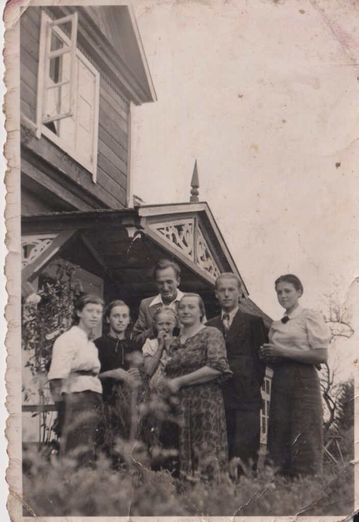 Brolio Jono šeima. Pirmoje eilėje: Antanina Būgaitė, Rožė Būgaiė, Eugenija Būgaitė, Ona Būgienė. Antroje eilėje: V. Vaitkus, J. Būga, O. Būgaitė. Apie 1935 m. Pažiegėje, autorius nežinomas. MLLM 31943