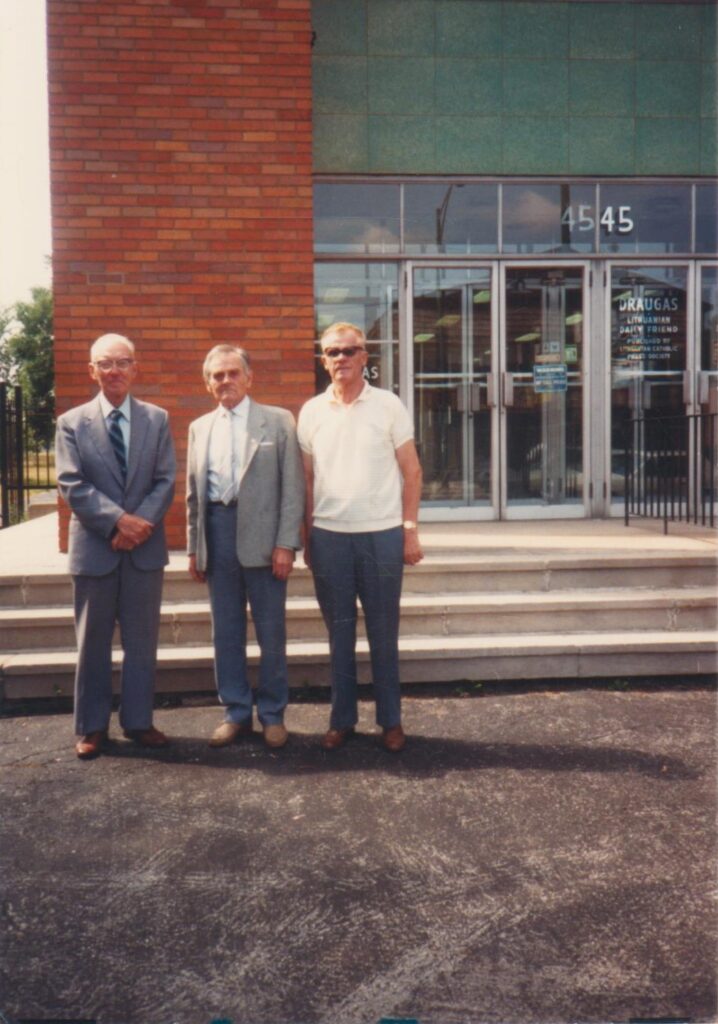 A. Šešplaukis-Tyruolis (1-as iš kairės) su bičiuliais F. Maksvyčiu ir A. Kairiu. Čikaga, 1989 m. MLLM 67068