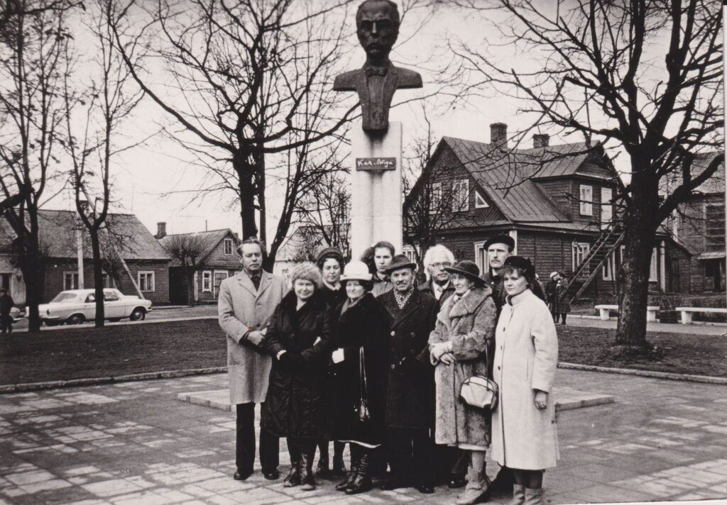 1984 m. Dusetose atidengiant biustą K. Būgai 105-ųjų gimimo metinių proga. Autorius nežinomas. MLLM 32130