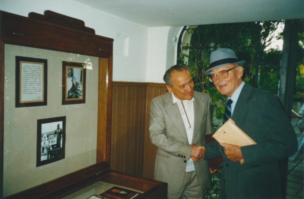 A. Šešplaukis-Tyruolis (dešinėje) Maironio lietuvių literatūros muziejuje. Kaunas, 1999-09-02. MLLM 63672