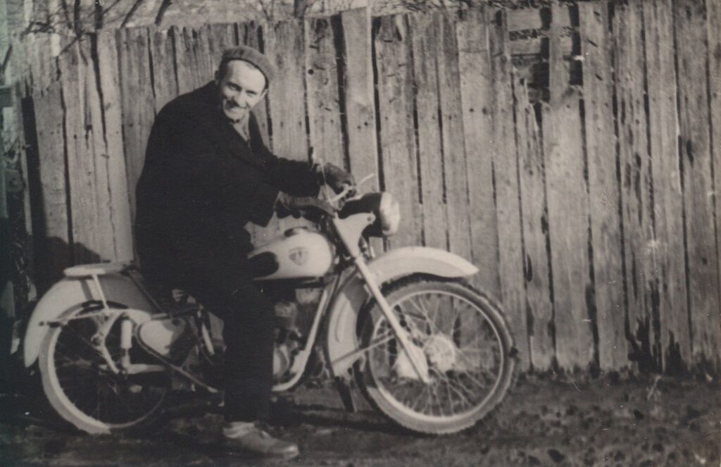 Pirmasis motociklas. Kaunas, Aviacijos g., 1959 m. MLLM GEK 16035