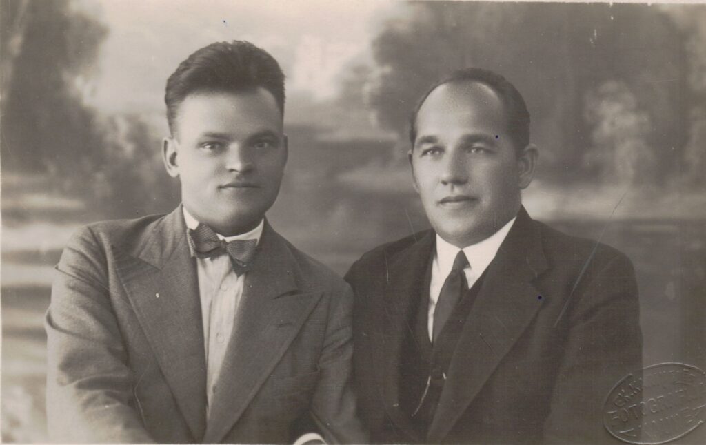 A. Gricius (kairėje) ir žurnalistas A. Bružas. Kaunas. Apie 1927–1930 m. MLLM 16364