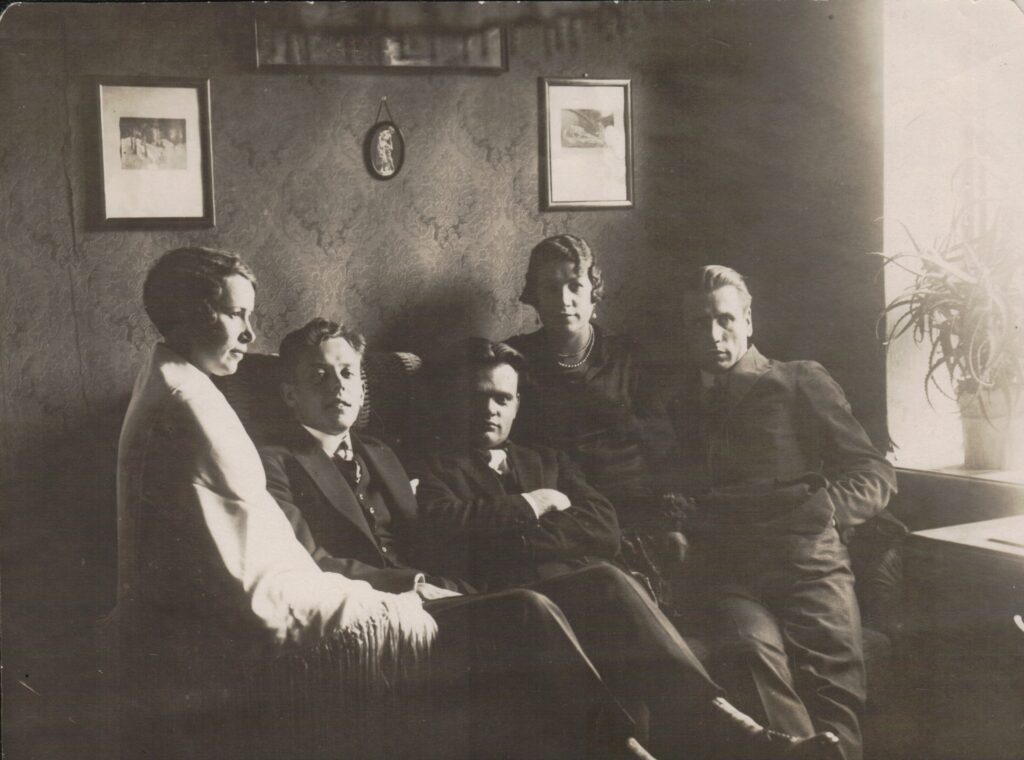 Menininkų popietės dalyviai. Kaunas, 1928 m. A. Gricius – 3-as iš kairės. MLLM 16365