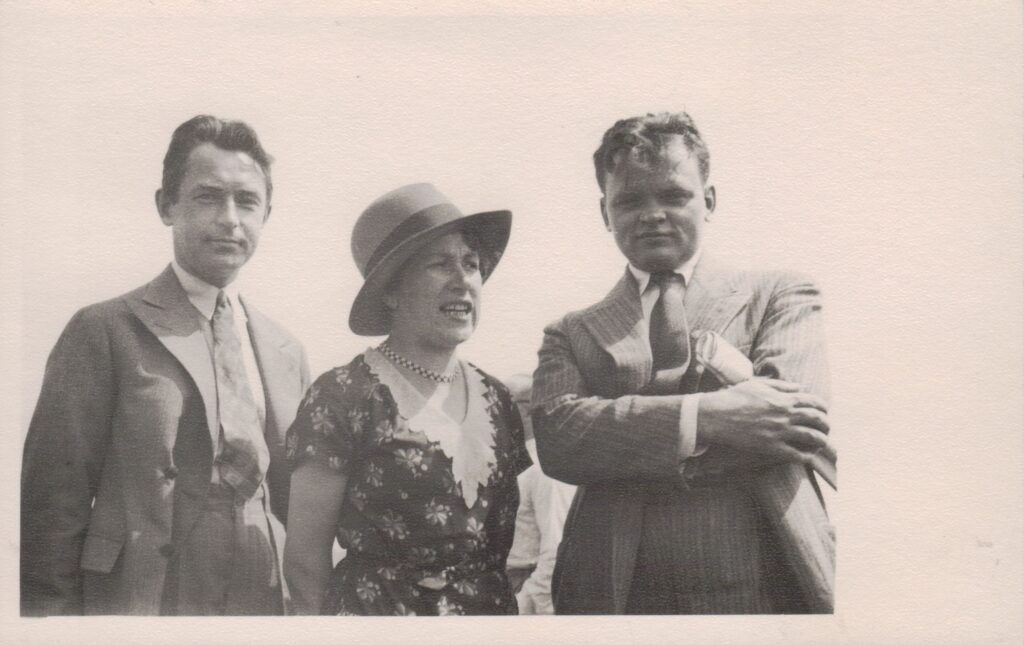 A. Gricius (1-as iš dešinės) su J. Petrėnu-Taruliu ir E. Oškinaite apie 1930–1933 m. MLLM 22278