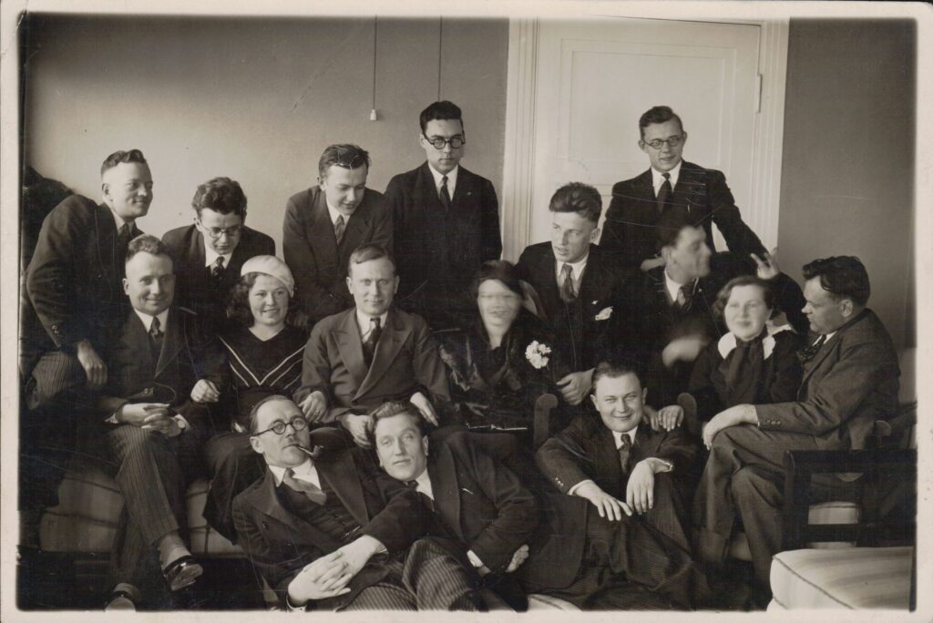Rašytojai su Šiaulių teatro aktoriais. A. Gricius – 2-oje eilėje 1-as iš dešinės. Šiauliai, apie 1932 m. MLLM 34064