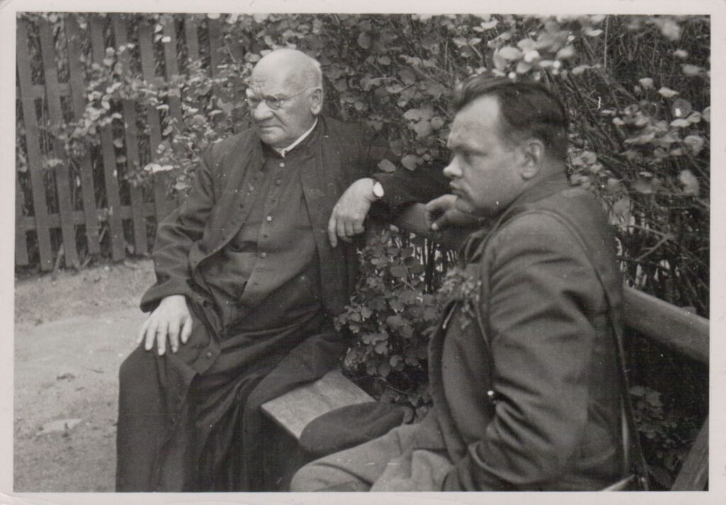 A. Gricius (dešinėje) su kunigu A. Juozapavičiumi. Varniai, apie 1938 m. MLLM 22280