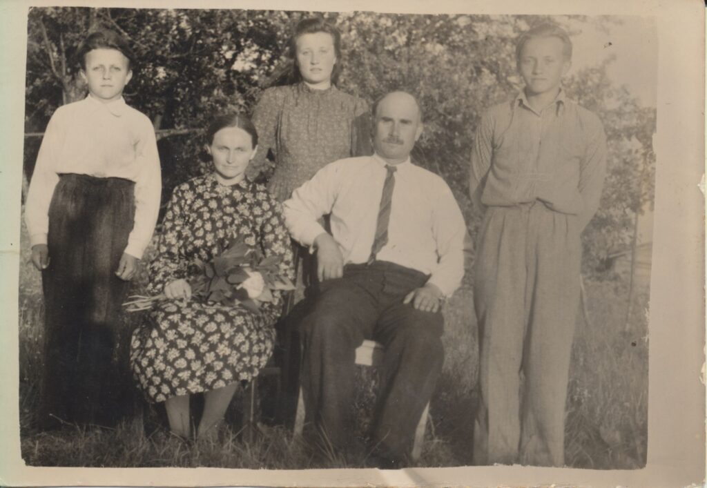 A. Dabulskis (dešinėje) su šeima: tėvais Broniumi ir Marija, broliu Juozapu, seserimi Eleonora. Pilsūdai, 1946 m. MLLM GEK 139194