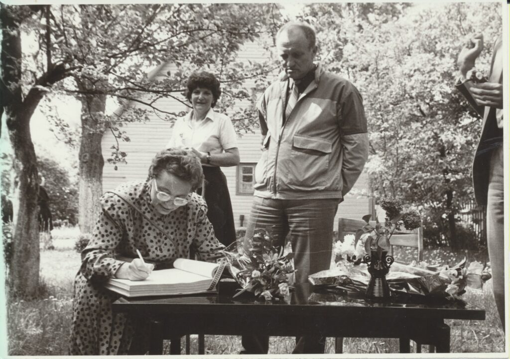 Lankantis B. Sruogos memorialiniame muziejuje (Maironio lietuvių literatūros muziejaus padalinys). 1989 05 25. MLLM GEK 144634