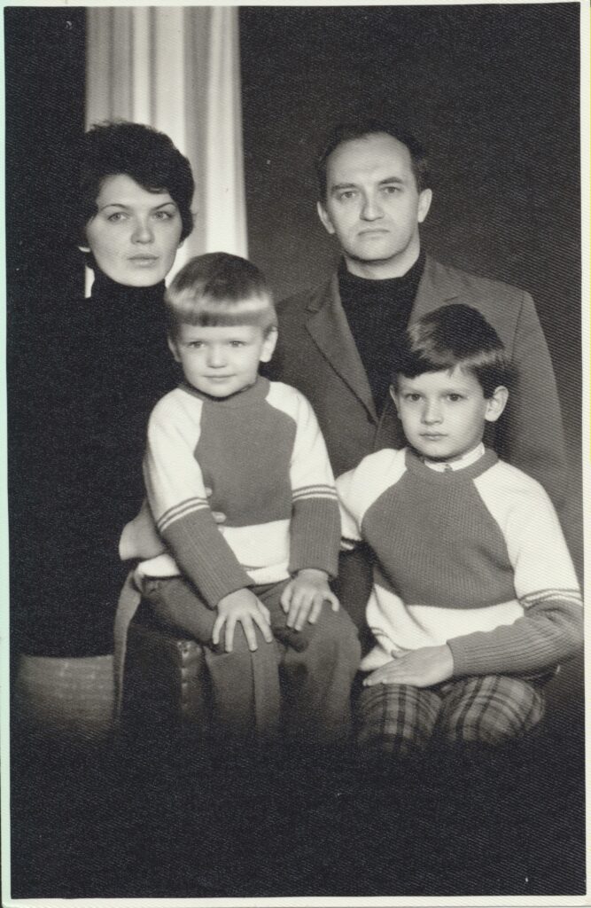 Su žmona Irena ir sūnumis Marium ir Mantu. 1978 m. MLLM GEK 26936