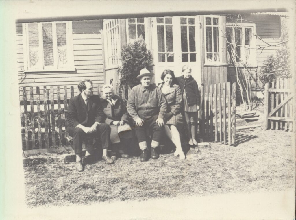 Tėviškėje su tėvais ir žmona Irena. Dešinėje stovi brolio duktė Danutė. 1972 m. MLLM GEK 16028