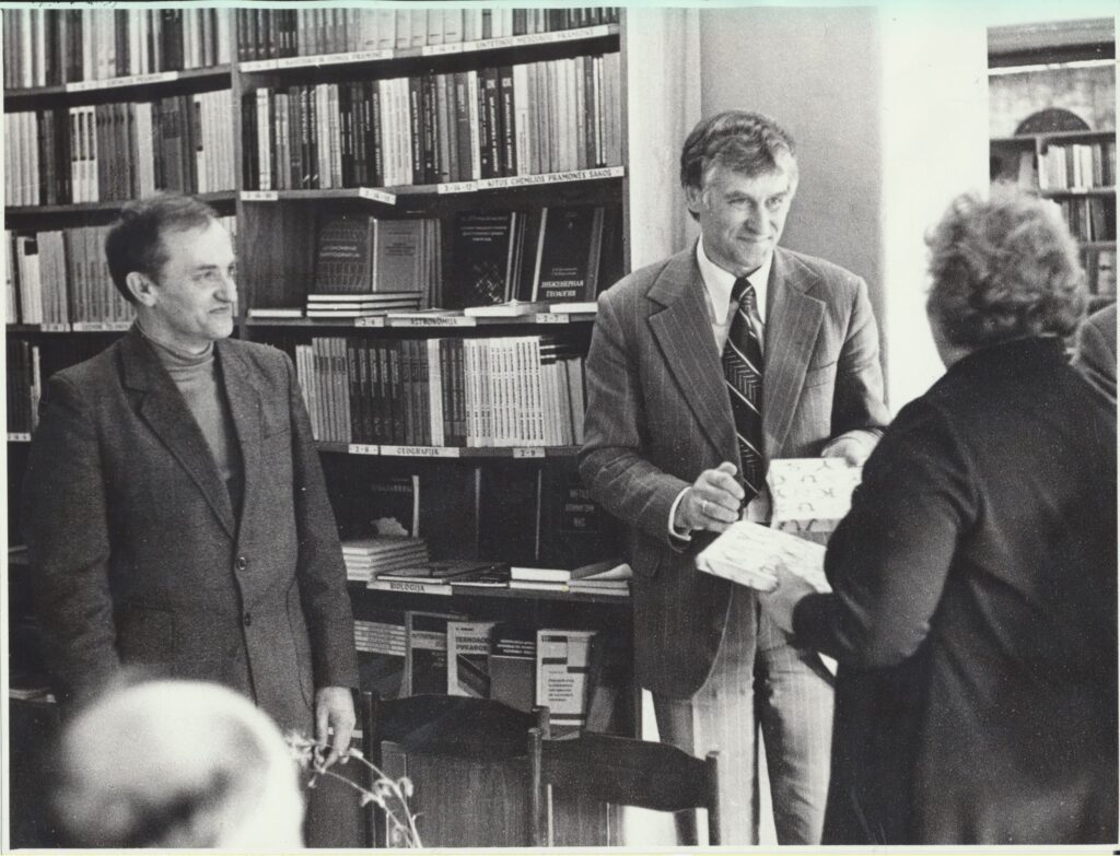 A. Dabulskis ir R. Keturakis „Pažangos“ knygyne po renginio. 1982 04 14. MLLM GEK 26937