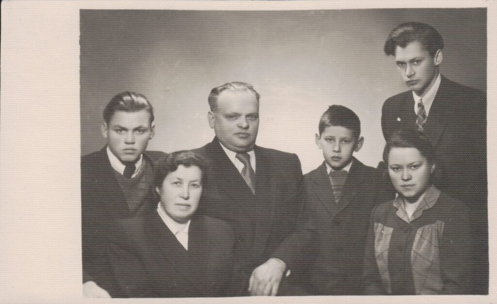 A. Griciaus (sėdi centre) šeima. Kaunas, apie 1948 m. MLLM 22281