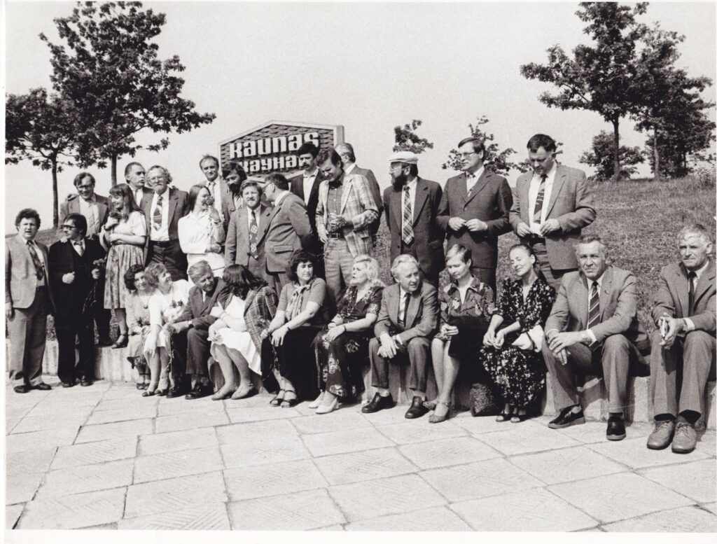 A. Mikuta, L. Noreika, J. Valančienė, S. Lipskis, T. Rostovaitė, J. Vaičiūnaitė, M. Martinaitis, A. Bernotas, A. Dabulskis, R. Keturakis, A. Maldonis, P. Bražėnas, A. Baltakis, V. Kazakevičius, S. Geda ir kiti. 1984 m. Fot. O. Pajedaitė. MLLM 27625