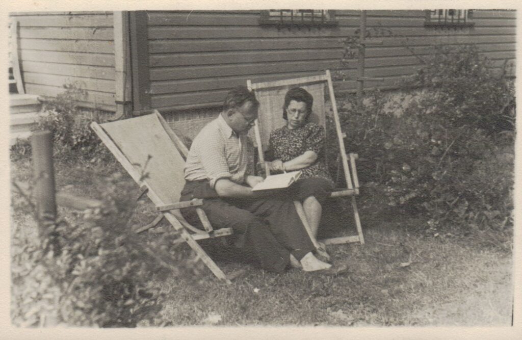 A. Gricius su žmona Anele sodyboje „Bičiuliai“. Noreikiškės, apie 1950 m. MLLM 22288
