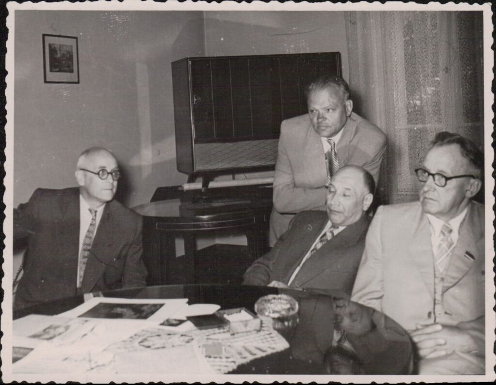 A. Gricius (2-as iš kairės) su Lietuvos kultūros atstovais. Lenkija, 1957 m. MLLM 22292