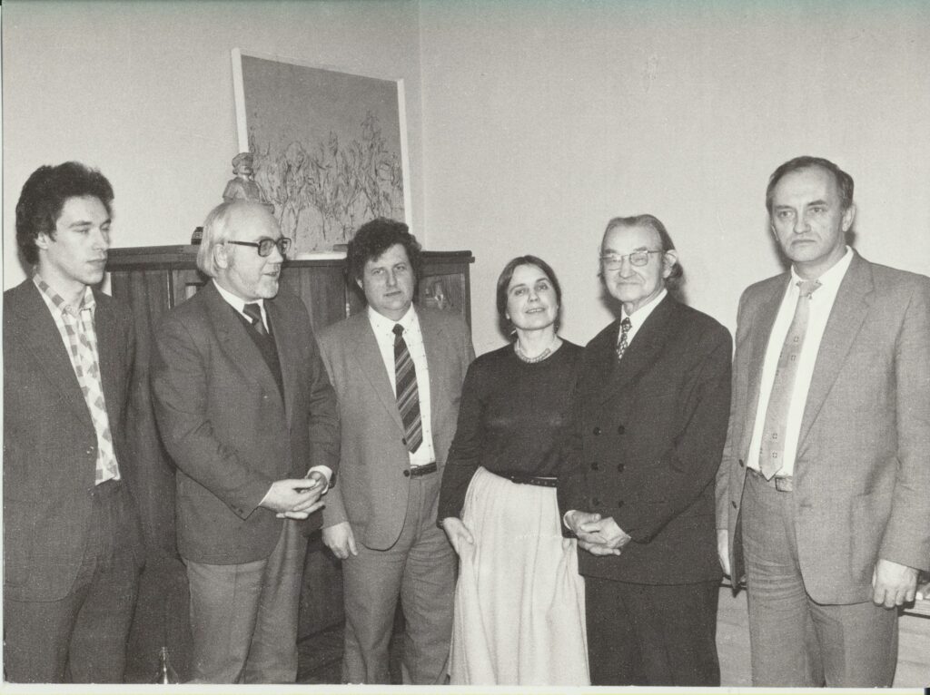 Po vakaro „Draugystės gijos“. Iš kairės: A. Rubinovas, P. Palilionis, A. Mikuta, D. Jankauskaitė, A. Liepsnonis, A. Dabulskis. 1986 m. MLLM GEK 144674