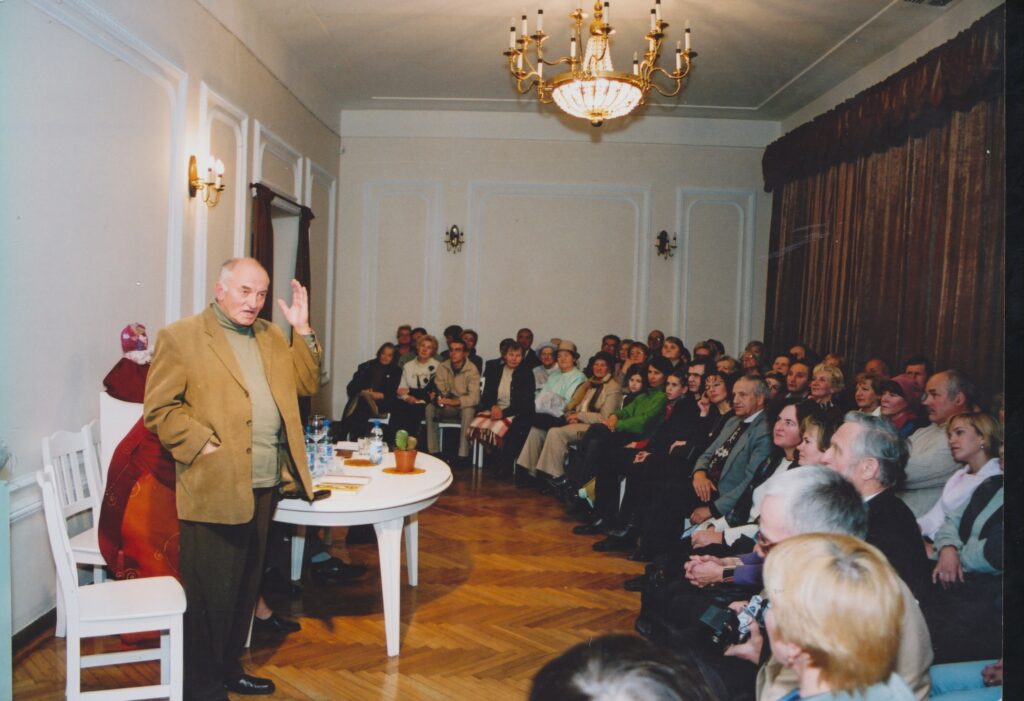 A. Dabulskis. Kūrybos vakaras „Trys kaktusai“ iš ciklo „Laiptai“. Menininkų namai, Kaunas, 2003 m. Z. Baltrušio nuotrauka. MLLM GEK 84865