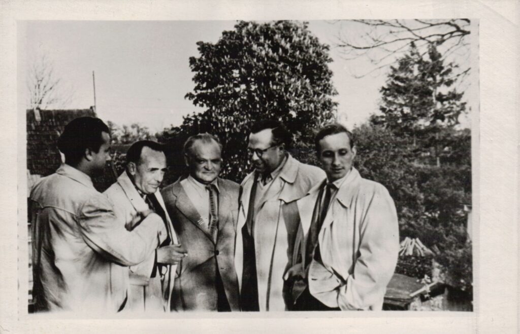 Rašytojai svečiuose pas A. Gricių (centre). Palanga, 1959 m. MLLM 22930