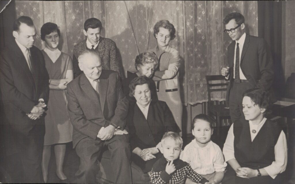 Rašytojo A. Griciaus (sėdi 3-as iš kairės) šeima. Vilnius, apie 1962 m. MLLM 22298