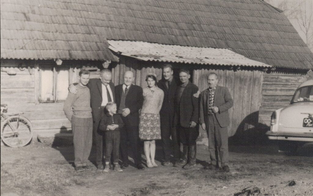 A. Gricius (2-as iš kairės) su giminėmis. Šiupyliai, 1964 m. MLLM 22287