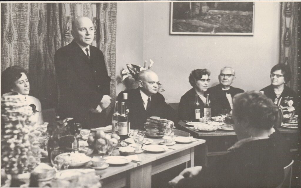 A. Gricius (3-as iš kairės) savo 70-mečio šventėje Rašytojų klube. Vilnius, 1969-12-13. MLLM 24743